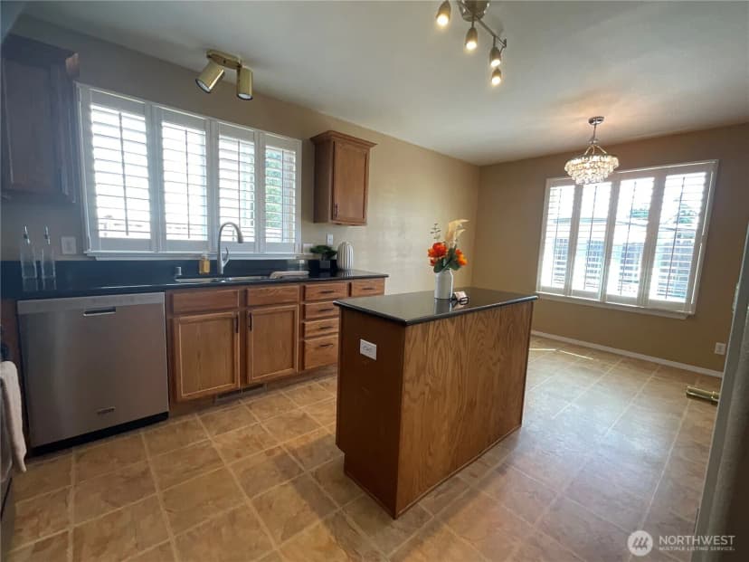 Property photo for 1382 Nw Kathleen Drive, Oak Harbor photo 11