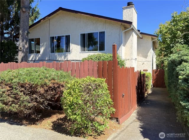 Property photo for 8848 Interlake Avenue N, Seattle photo 3