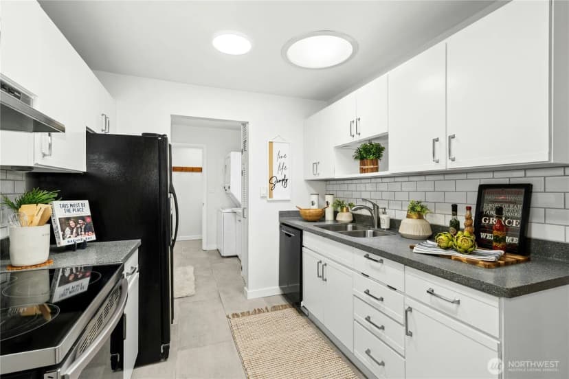 Property photo for 1572 Ne 170th Street, Shoreline photo 9