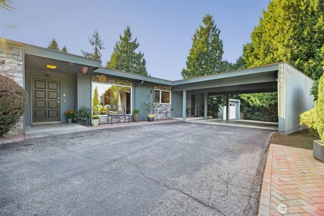 Property photo for 15805 64th Avenue Ne, Kenmore photo 2