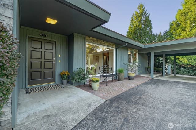 Property photo for 15805 64th Avenue Ne, Kenmore