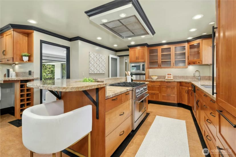 Property photo for 18411 40th Place Ne, Lake Forest Park photo 8