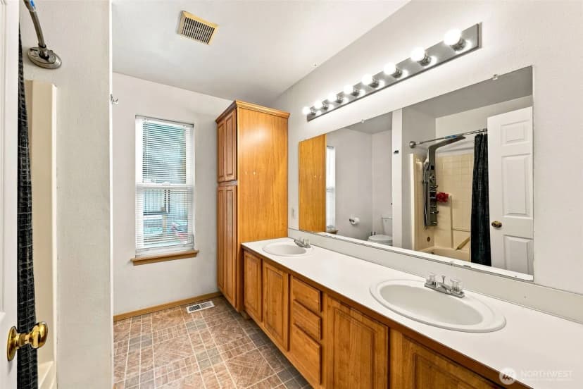 Property photo for 914 288th Street Ct E, Roy photo 11
