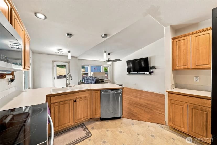 Property photo for 914 288th Street Ct E, Roy photo 7