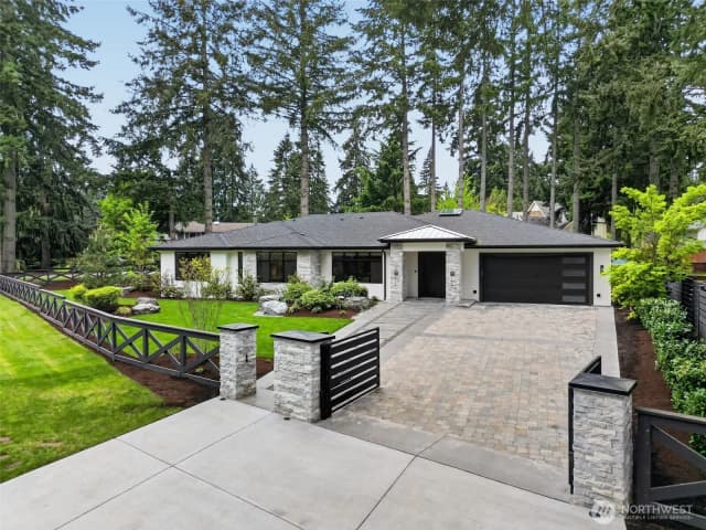 Property photo for 12608 Ne 30th Street, Bellevue photo 2