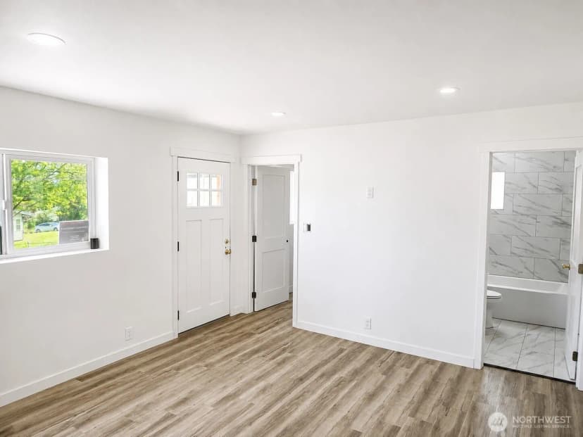 Property photo for 13055 33rd Avenue S, Tukwila photo 2
