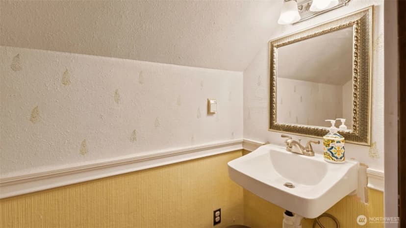 Property photo for 10003 15th Avenue S, Seattle photo 19