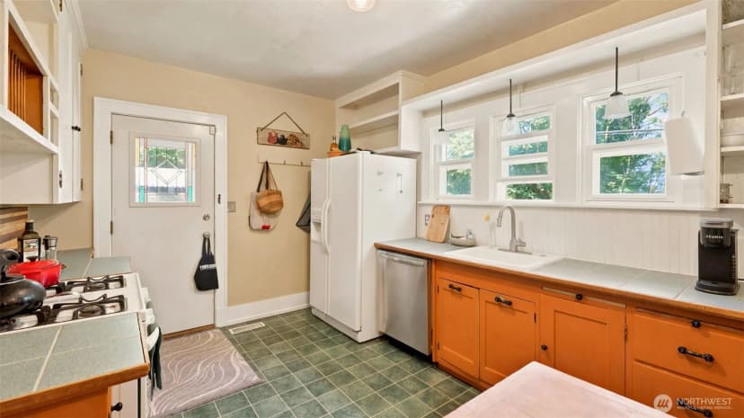 Property photo for 10003 15th Avenue S, Seattle photo 17