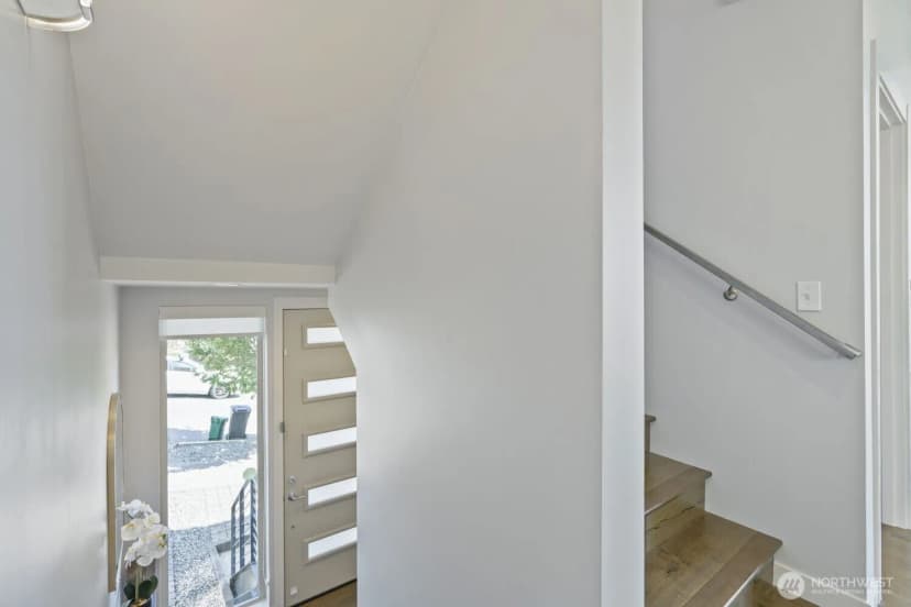 Property photo for 2337 W Plymouth Street, Seattle photo 3