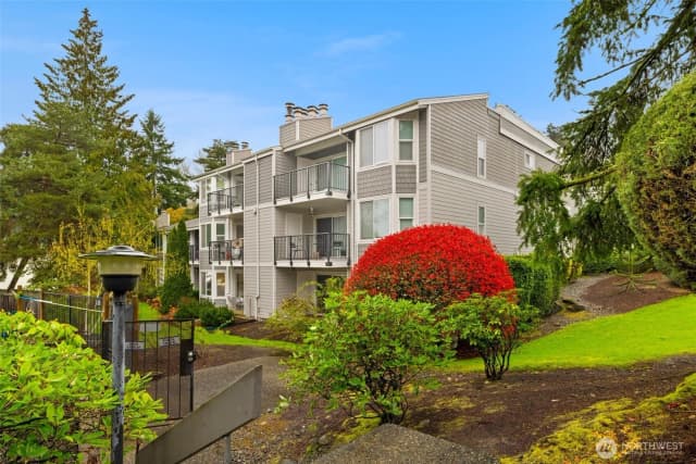 Property photo for 4202 Factoria Blvd Se #d2, Bellevue photo 2