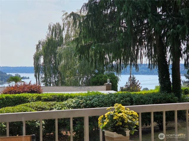 Property photo for 18540 63rd Avenue Ne, Kenmore photo 2