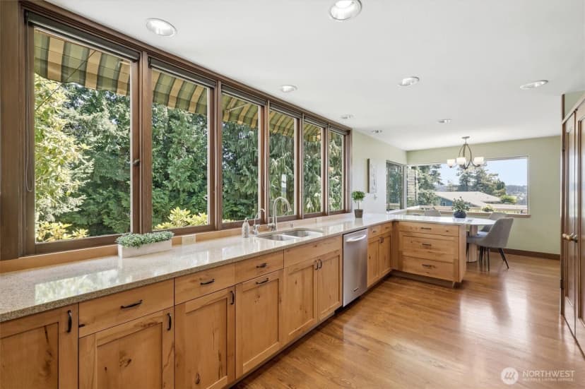 Property photo for 18540 63rd Avenue Ne, Kenmore photo 9
