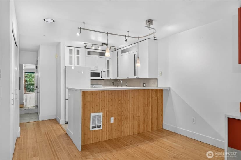 Property photo for 1323 Boren Avenue #212, Seattle photo 9