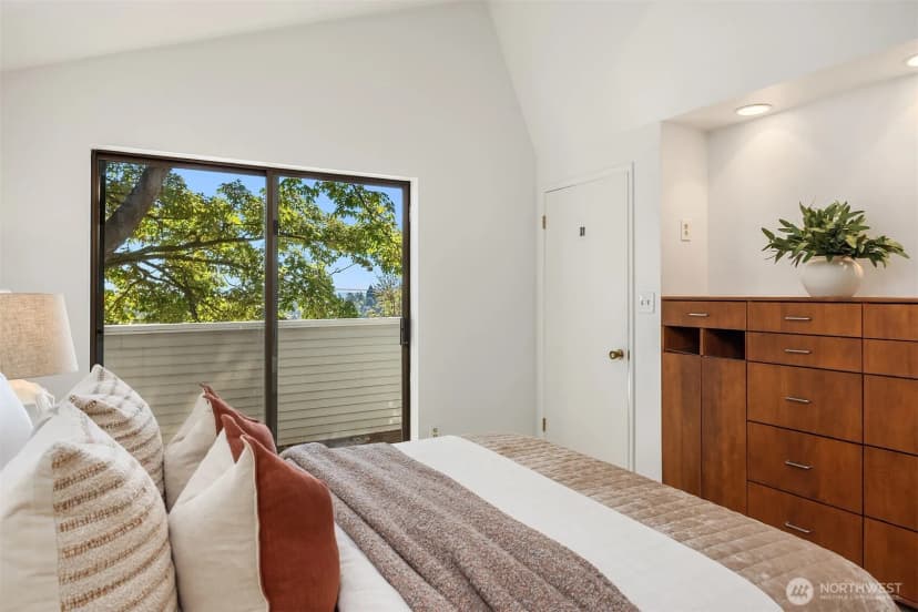 Property photo for 2424 E Mercer Street, Seattle photo 12