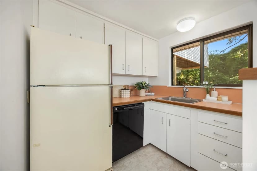 Property photo for 2424 E Mercer Street, Seattle photo 9