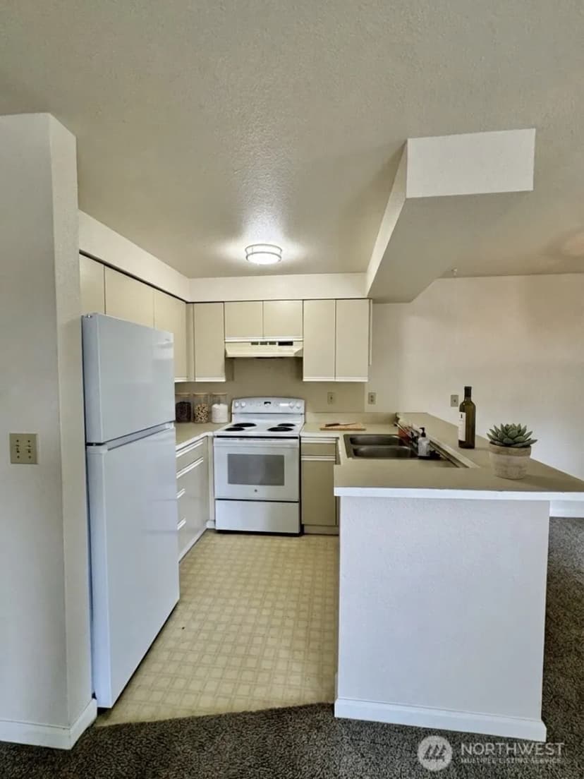 Property photo for 12026 15th Avenue Ne #304, Seattle photo 19