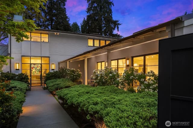 Property photo for 2017 Parkside Drive E, Seattle photo 4