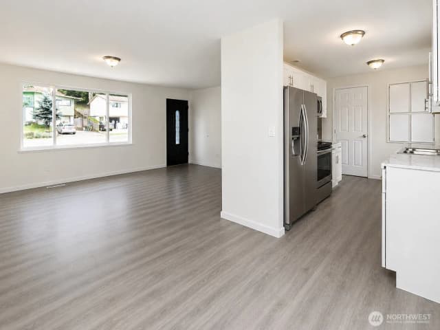Property photo for 9439 11th Avenue Sw, Seattle photo 2