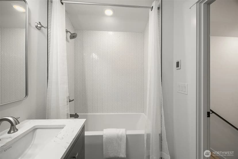 Property photo for 5984 26th Avenue Sw #b, Seattle photo 14