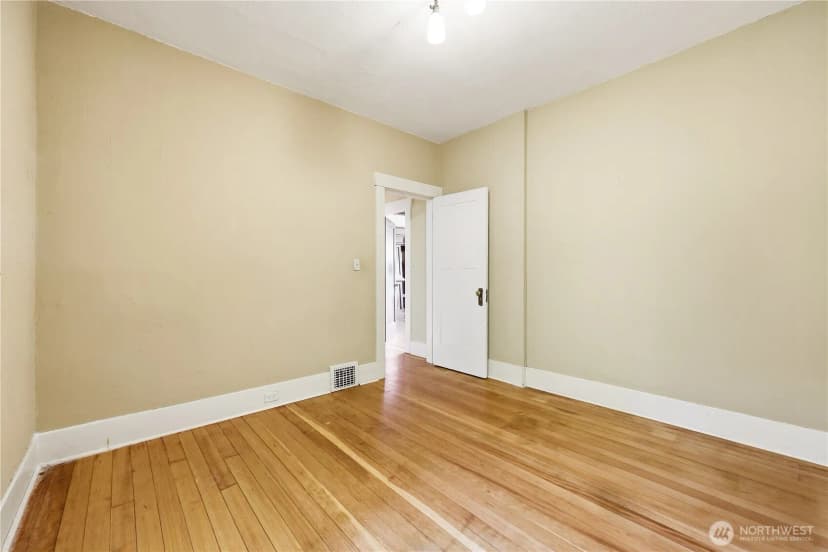 Property photo for 4747 4th Avenue Ne, Seattle photo 16