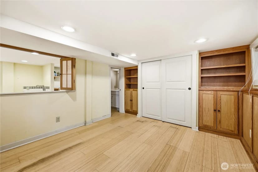 Property photo for 4747 4th Avenue Ne, Seattle photo 33