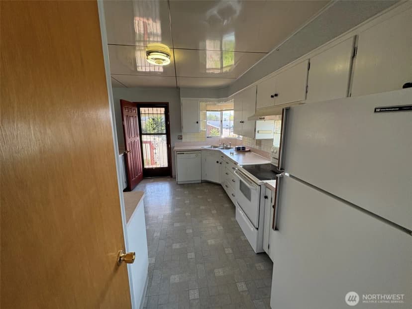 Property photo for 10 W Dewberry Avenue, Omak photo 2