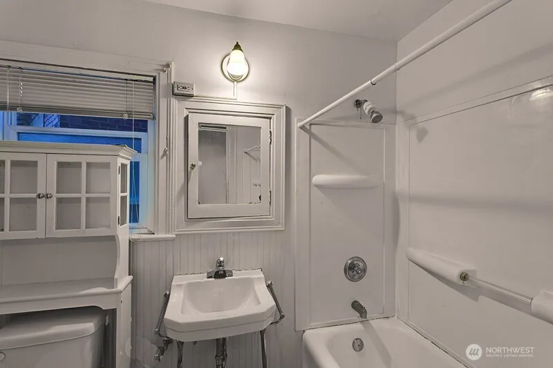 Property photo for 2452 Alki Avenue Sw, Seattle photo 17