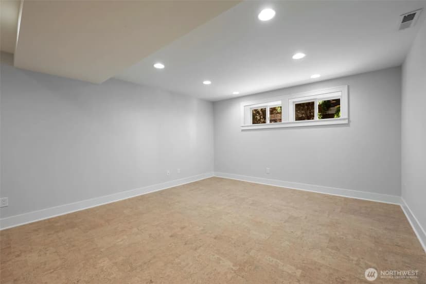 Property photo for 2910 9th Avenue W, Seattle photo 32