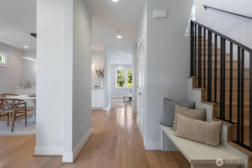 Property photo for 2910 9th Avenue W, Seattle photo 3