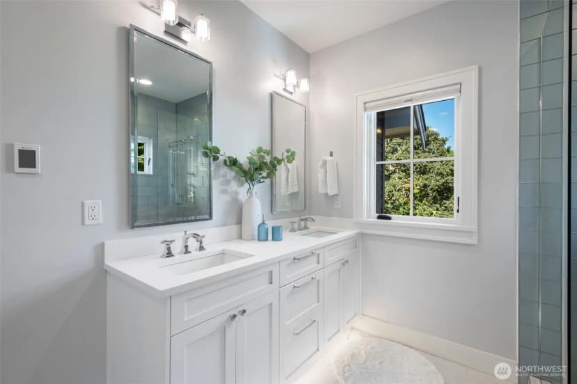 Property photo for 2910 9th Avenue W, Seattle photo 26