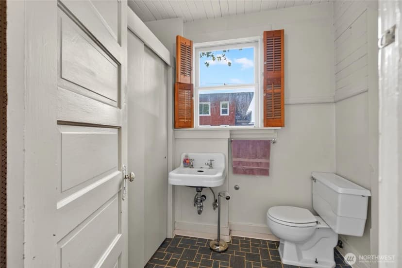 Property photo for 115 3rd Avenue N, Edmonds photo 27