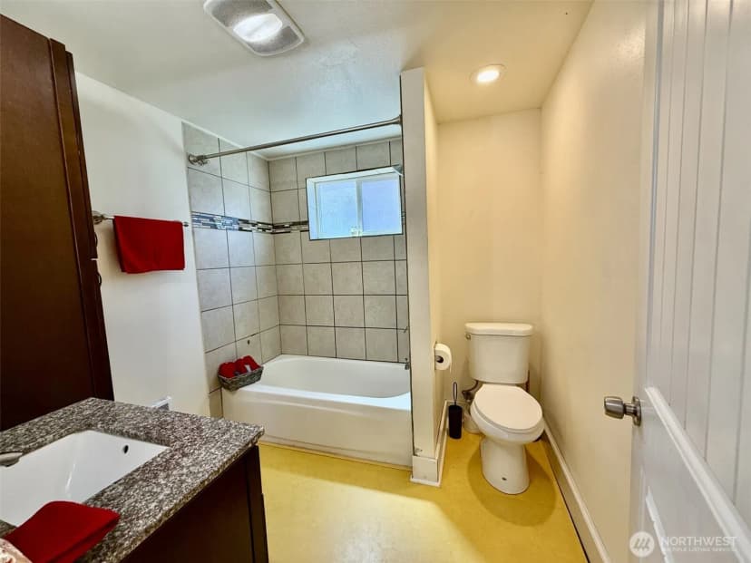 Property photo for 915 E Harrison Street, Tacoma photo 9