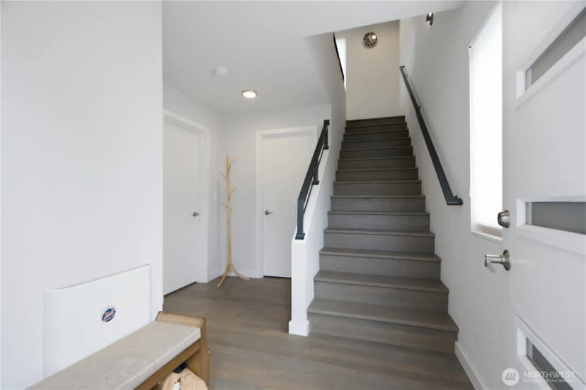 Property photo for 11530 Greenwood Avenue N, Seattle photo 6