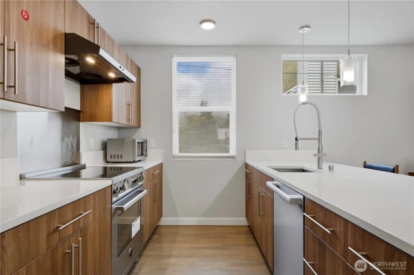 Property photo for 11530 Greenwood Avenue N, Seattle photo 12
