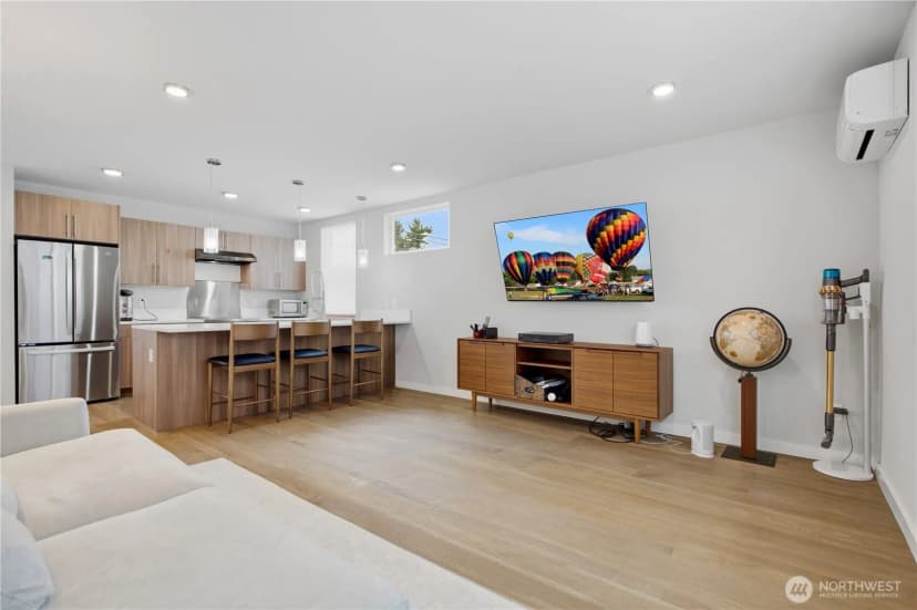 Property photo for 11530 Greenwood Avenue N, Seattle photo 13