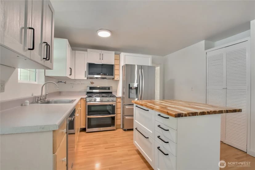 Property photo for 21815 6th Avenue W, Bothell photo 7