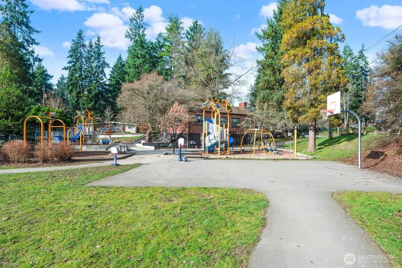 Property photo for 10303 20th Avenue Ne, Seattle photo 34