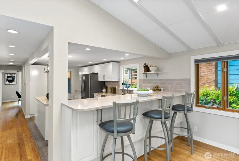 Property photo for 10303 20th Avenue Ne, Seattle photo 6