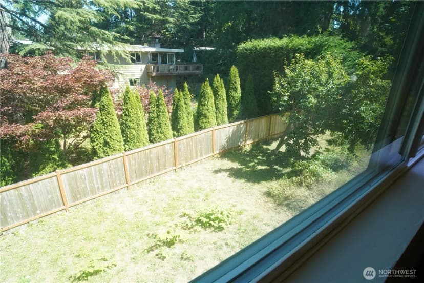 Property photo for 10606 Roosevelt Way Ne, Seattle photo 10