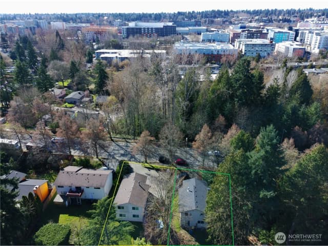 Property photo for 10606 Roosevelt Way Ne, Seattle photo 5