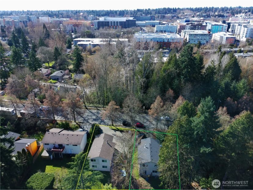 Property photo for 10606 Roosevelt Way Ne, Seattle photo 5