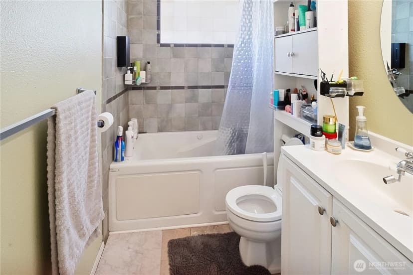 Property photo for 10606 Roosevelt Way Ne, Seattle photo 16