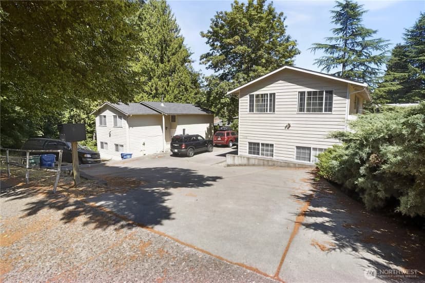 Property photo for 10606 Roosevelt Way Ne, Seattle photo 8