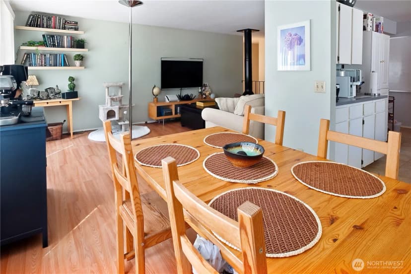 Property photo for 10606 Roosevelt Way Ne, Seattle photo 14