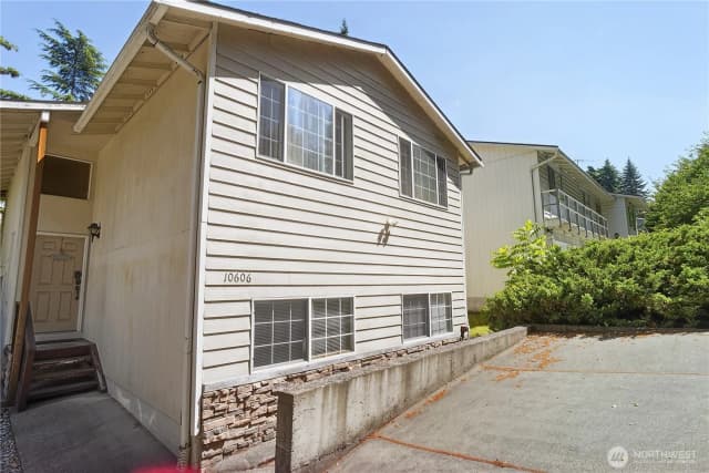 Property photo for 10606 Roosevelt Way Ne, Seattle photo 3