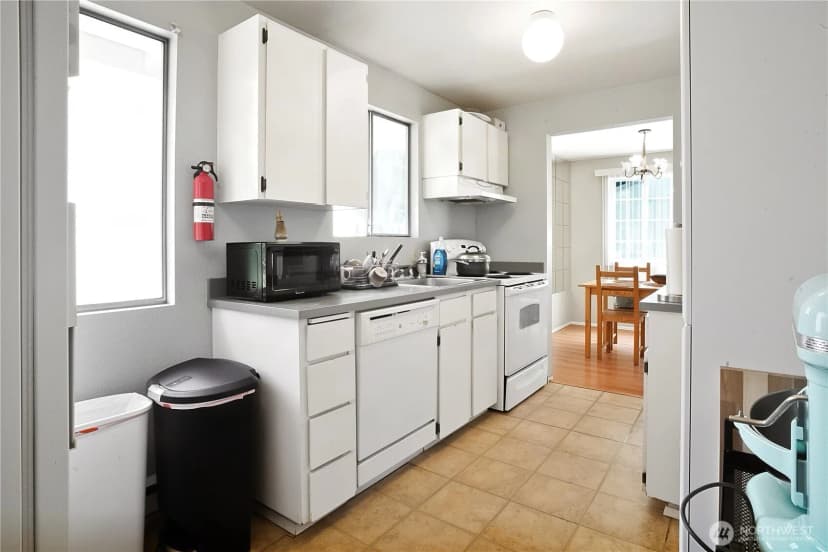 Property photo for 10606 Roosevelt Way Ne, Seattle photo 15