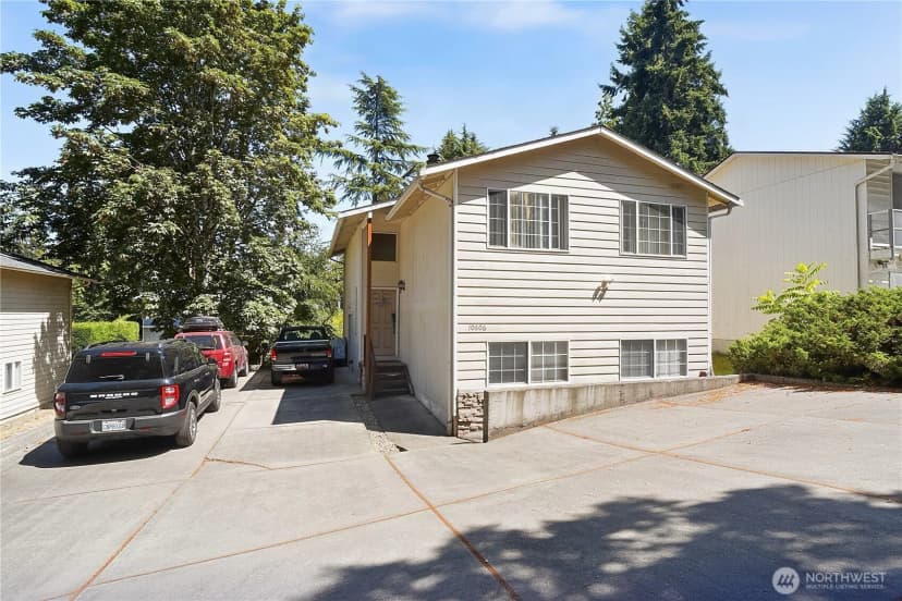 Property photo for 10606 Roosevelt Way Ne, Seattle photo 2