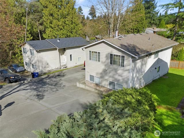 Property photo for 10606 Roosevelt Way Ne, Seattle