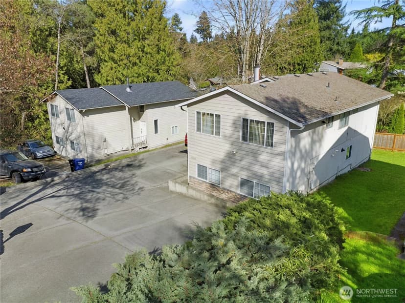 Property photo for 10606 Roosevelt Way Ne, Seattle