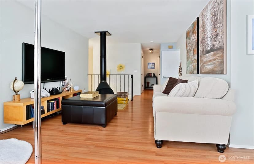 Property photo for 10606 Roosevelt Way Ne, Seattle photo 12